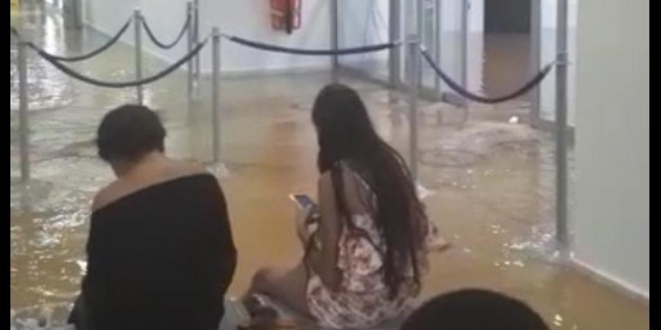 Foto aeropuerto inundado