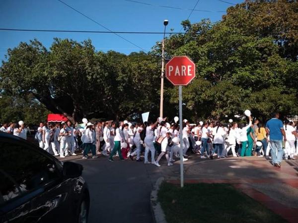 Se muestra a los médicos en una marcha con pancartas