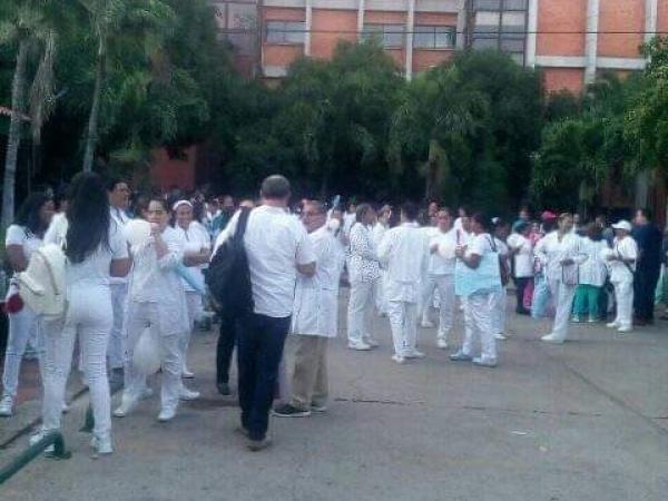 Se muestra a los médicos en una marcha con pancartas