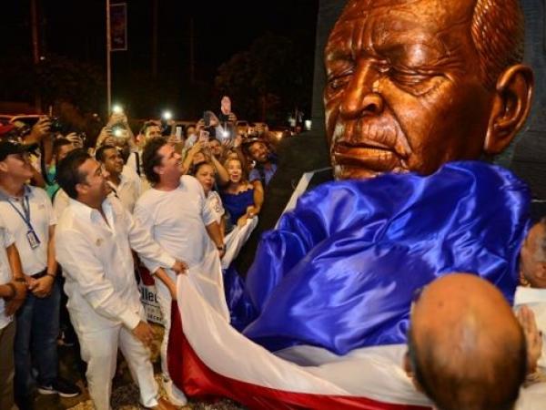 se muestra la presentacion de la estatua por el alcalde de valledupar