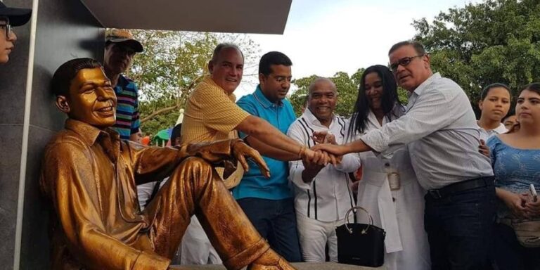 se ve en la fotoposando cantastes y politicos de valledupar