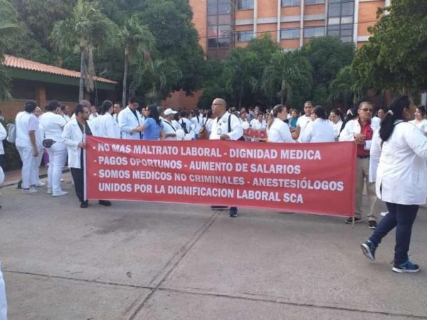 Muestra trabajadores del hospital manifestándose