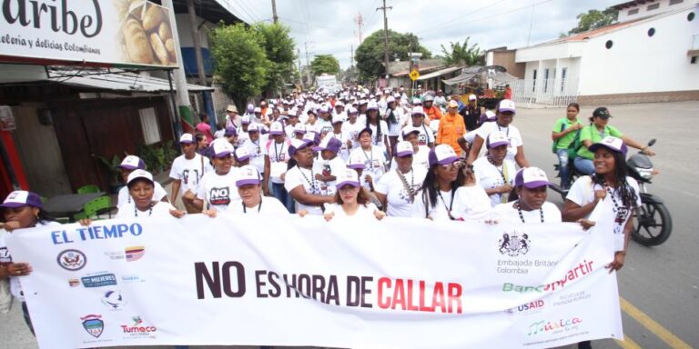 se muestra manifestantes con pancarta revindicando justicia