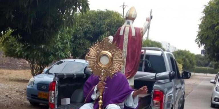 Con salmos y rezos, sacerdote exhorta a vallenatos a quedarse en casa