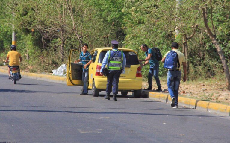 se muestra agentes parando un taxis