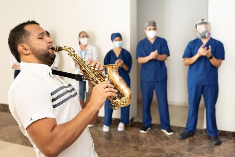 Brindan serenata a profesionales de la salud