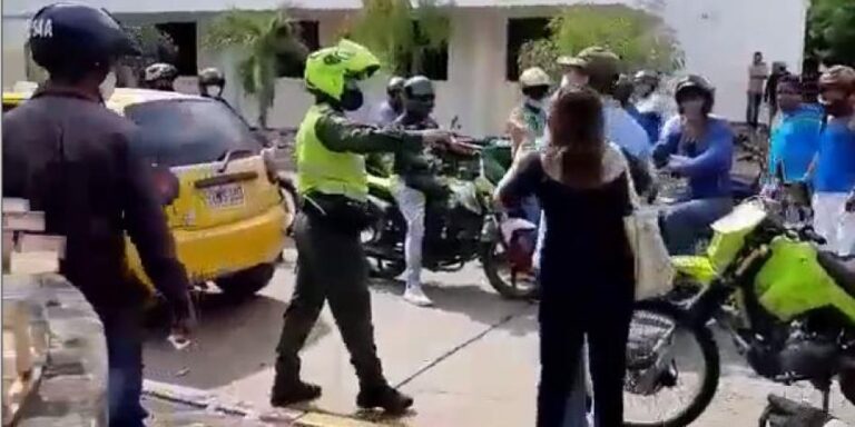 Instante en que el policía responde a la agresión del ciudadano.