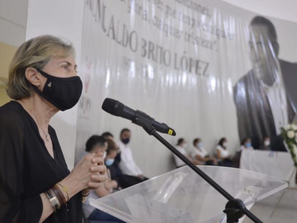 Amigos y familiares no llegaron para escucharlo cantar a su tierra, su raza, la vida, el amor, las mujeres, sino para expresar la tristeza de su partida. Foto: Archivo particular