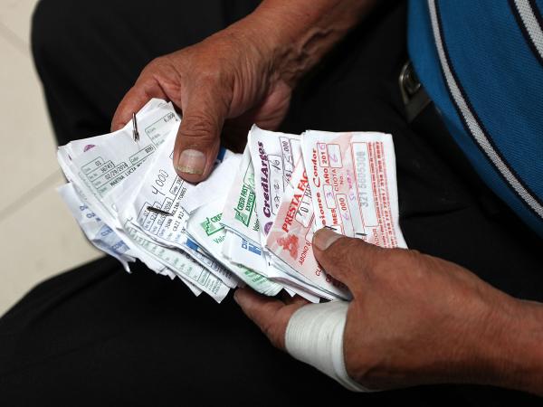 Los prestamistas usan este tipo de recibos que a su vez sirven como cheques Foto: Juan Bautista Díaz / EL TIEM