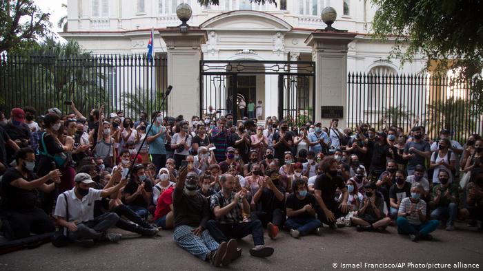 Artistas "plantados" en protesta de más de 12 horas frente al Ministerio de Cultura de Cuba, el pasado 27 de noviembre.