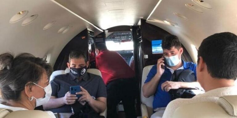 El músico Silvestre Dangond trasladó a la esposa e hijos del 'Jilguero de América' en su avión privado, mientras Oñate va en un avión ambulancia. Foto: Tomada de Instagram @alvarotriplea