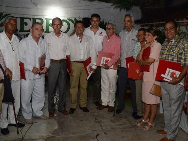 Beder Guerra, con varios periodista de la región, con quienes conformó la Asociación de Periodistad del Cesa (PAC). Foto: Cortesía Álbum familiar