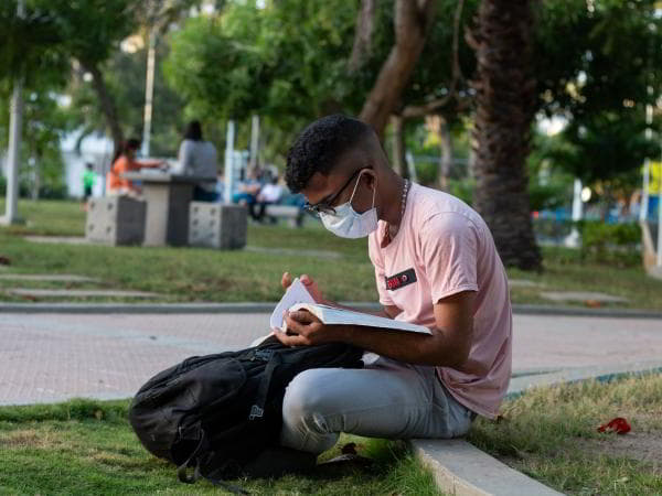 Pedro Luis, además de ser estudiante de matemáticas, también es cuentista en sus ratos libres. Foto: Vanexa Romero /EL TIEMPO
