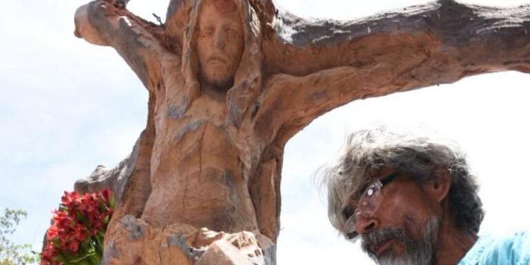 Jesús agonizante, con los ojos entrecerrados, la boca semiabierta, tallado sobre un árbol de almendro seco, ubicado en el ‘Parque de las Madres’, pleno centro de la ciudad. Foto: Ludys Ovalle Jácome/ Especial para EL TIEMPO