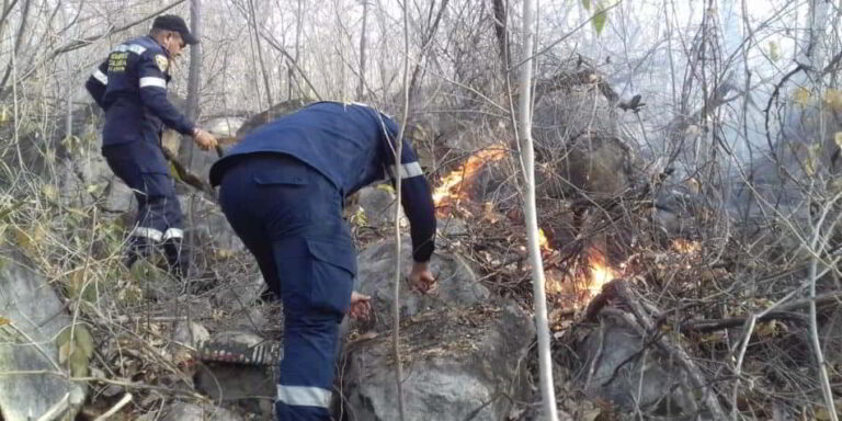 Bomberos trabajan para controlar los incendios ocasionados en los últimos días. Foto: Bomberos Voluntarios de Valledupar