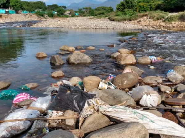 Algunos desechos contaminan el cuerpo de agua. Foto: Luis Maestre