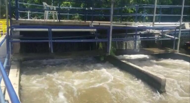 Los operarios tratan de enviar el agua con la mejor calidad y la mayor cantidad posible. Foto: Emdupar