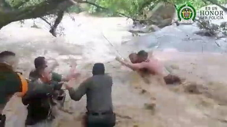 Policías rescatan a dos mujeres que quedaron atrapadas tras crecida de un río en Santa Marta