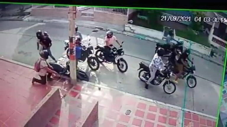 En manada: 8 delincuentes en 5 motos atracaron a una pareja en el barrio El Valle En manada: 8 delincuentes en 5 motos atracaron a una pareja en el barrio El Valle
