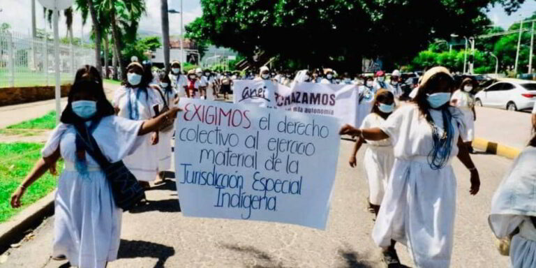 Mujeres arhuacas protestan FOTO: Cortesía: Luis Maestre